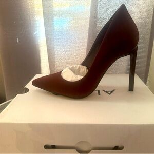 Women size 8 brown pumps.